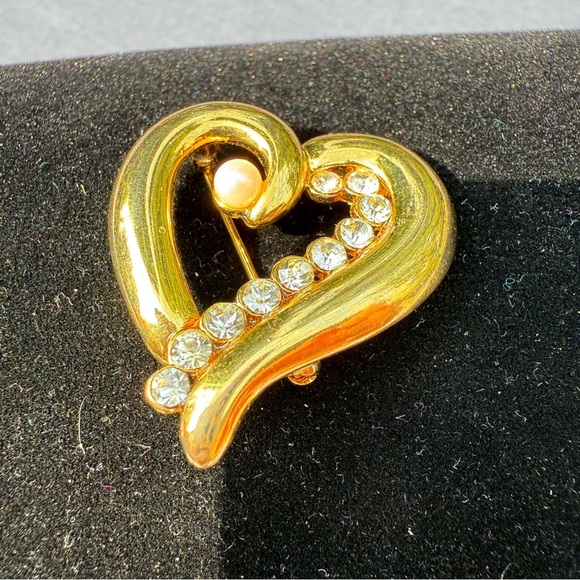 Elegant Gold Heart Brooch with Pearl and Crystals - Picture 7 of 10